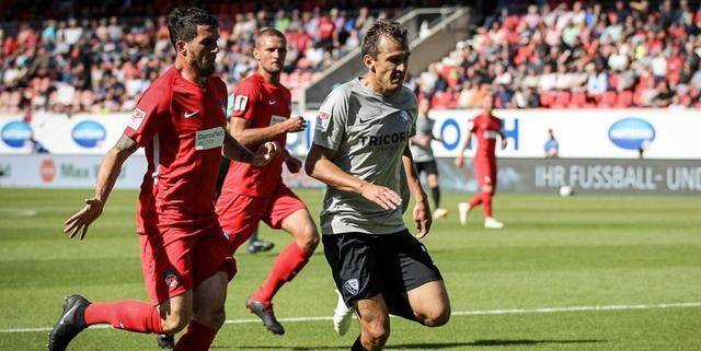  奥格斯堡防守漏洞百出，惨败给下游球队敲响警钟